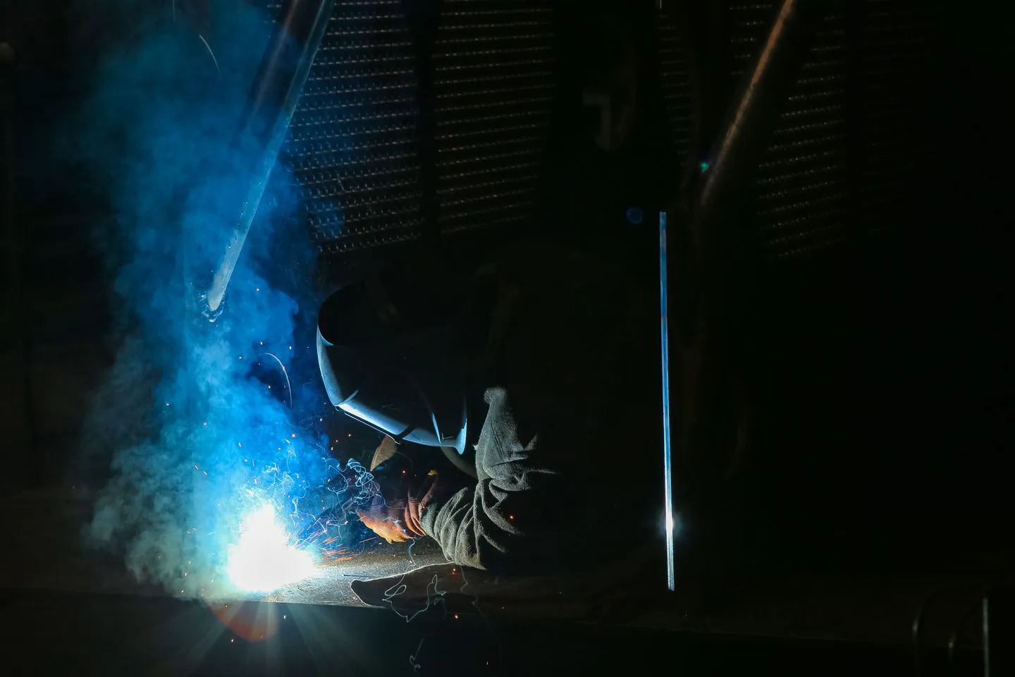 Soldadura de una estructura metálica en el taller — herrería a medida