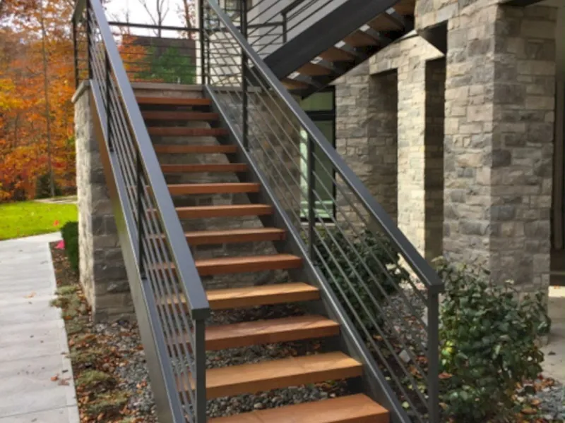Escalera metálica a medida fabricada e instalada en Montevideo