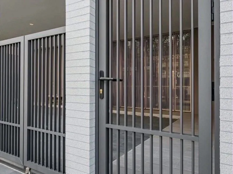 Portón de hierro a medida para frente de casa en Montevideo