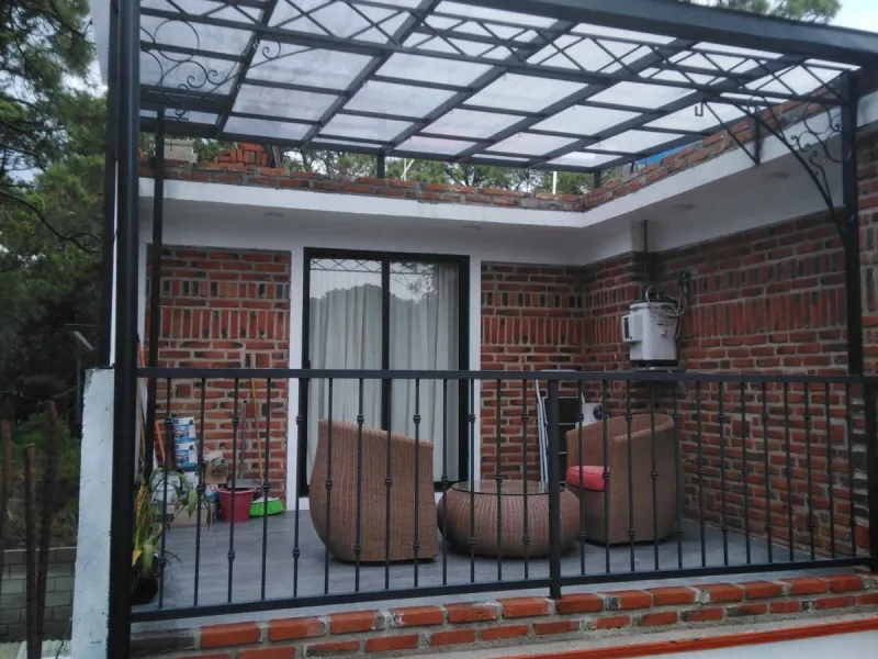 Techo con estructura de hierro y pérgola metálica en Uruguay