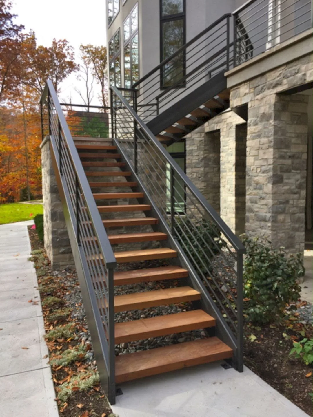 Escalera de hierro con escalones de madera — trabajo de herrería de Hierro Fach