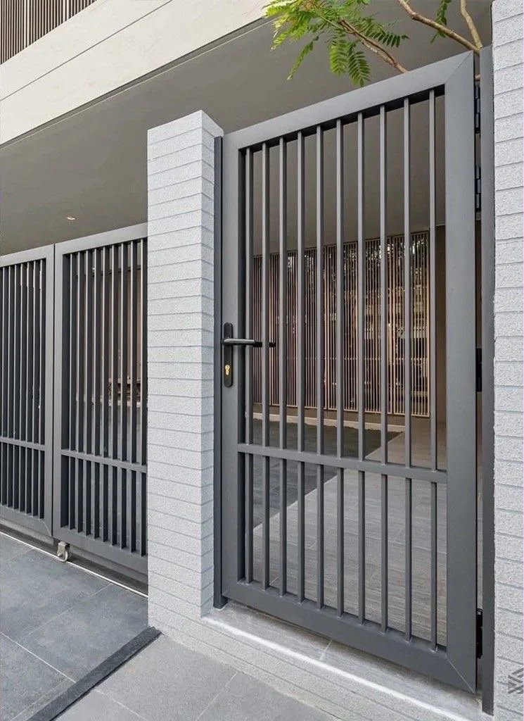Portón peatonal de barrotes — trabajo de herrería de Hierro Fach