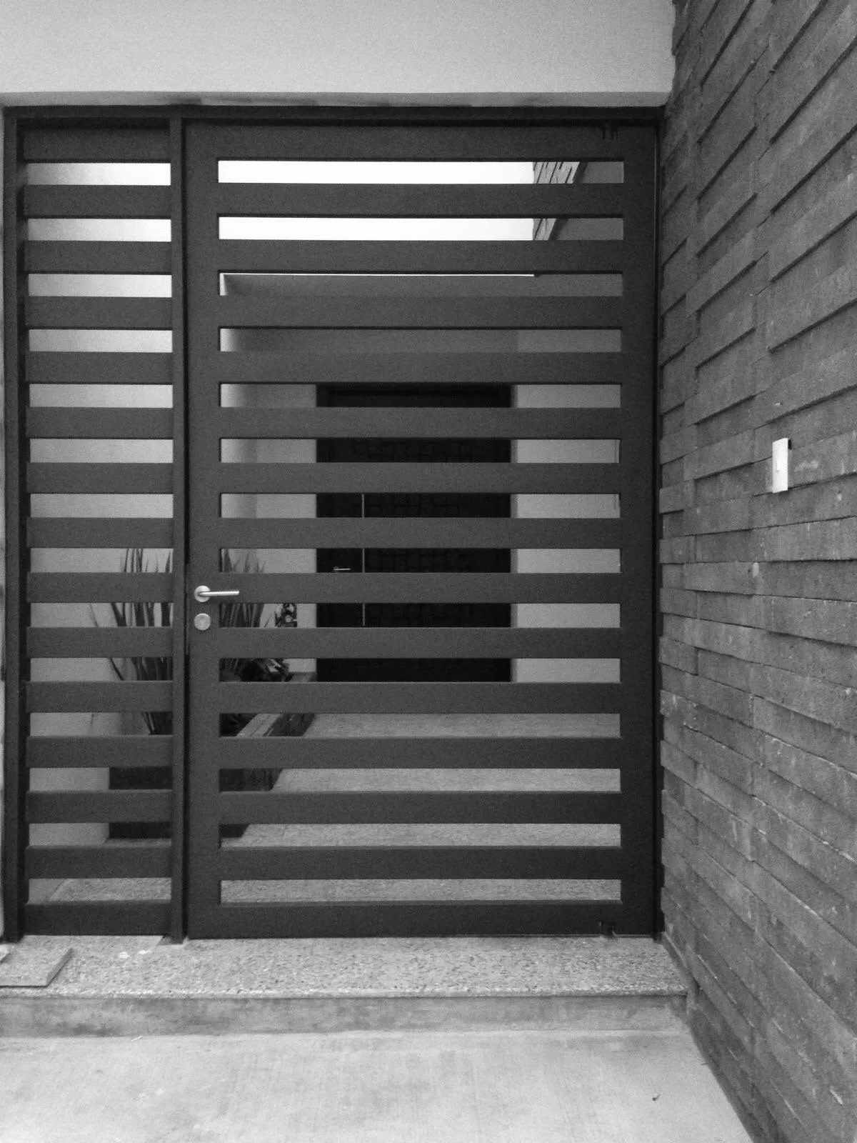 Puerta de hierro de listones — trabajo de herrería de Hierro Fach