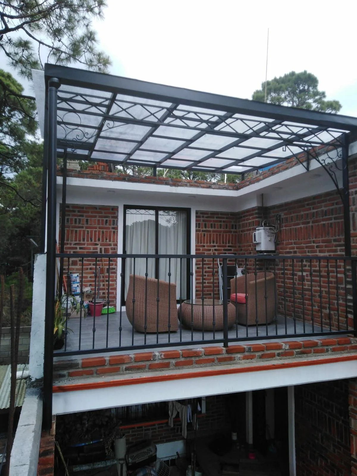Techo con pérgola de hierro y policarbonato — trabajo de herrería de Hierro Fach