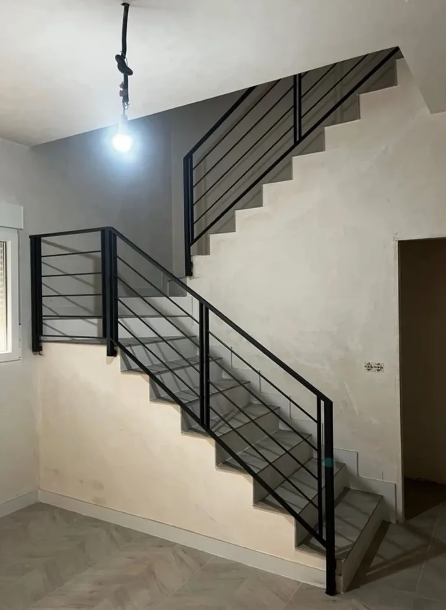 Baranda interior de escalera — trabajo de herrería de Hierro Fach
